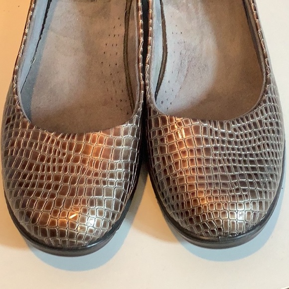 Easy Spirit Bronze Brown Reptile Print Slip On Low Heel Comfort Shoes Flats 10M - Picture 2 of 12